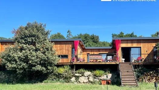 Remarquable maison bioclimatique à ossature bois avec une vue imprenable sur les montagnes, un jard