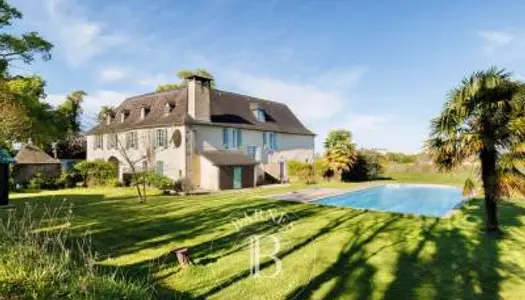 TRES JOLIE BEARNAISE AVEC ANNEXE ET PISCINE