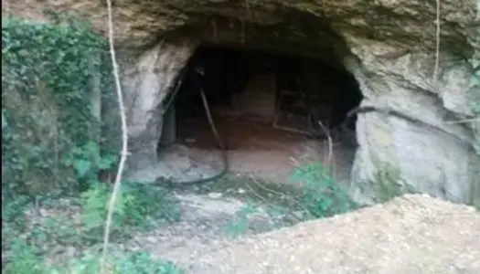 Terrain avec grotte en sous sol