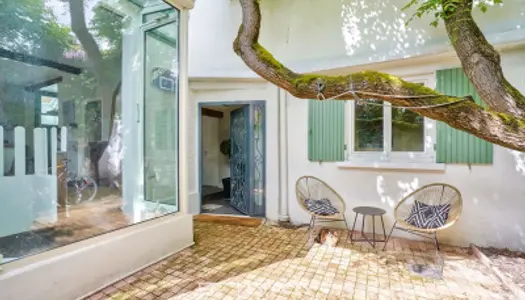 Maison bourgeoise avec terrasse et cour pavée dans le Triangle 