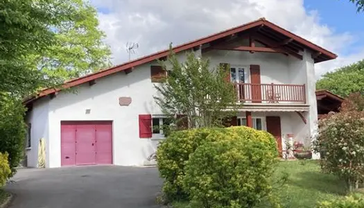 Située à 3 mn du golf et du centre bourg d'Arcangu 