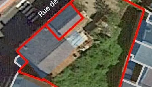 Terrain avec deux maisons