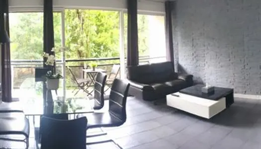Chambre meublée avec un balcon dans une colocation pour hommes avec télévision et Internet inclus 