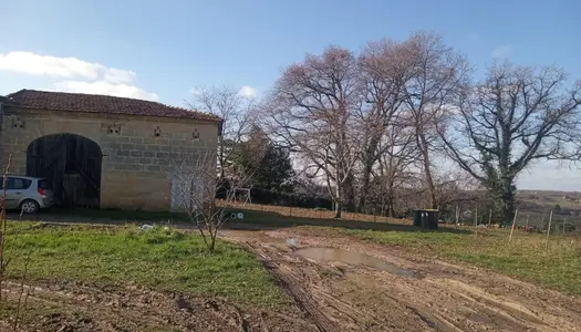 Située au coeur du village de Saint Gènes cette magnifique grange fera une agréable maison 