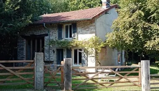 Une maison indépendante rénovée de trois chambres dans un endroi