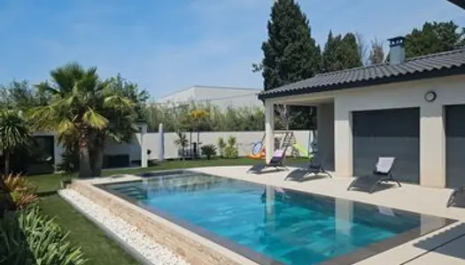 Villa contemporaine de 125m2 + 30m2 de dépendance + 24 m2 de garage sur 750m2 avec piscine 