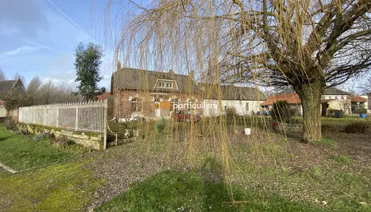 Charmante Maison en Briques au Coeur du Village à Proximité de Ham