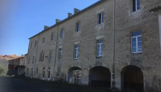 Ancienne école + 2 propriétés dans le village de Chef Boutonne 