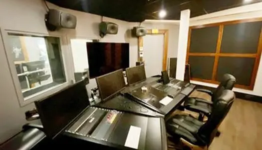 Studio et studio d'enregistrement professionnel entièrement équipé Tout le mobilier du studio et 