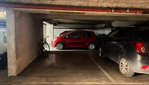 Parking large en sous-sol 