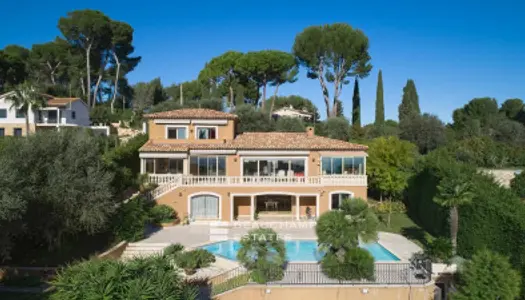 Villa avec vue panoramique et piscine à débordement