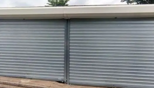 Garage 25m2 renové avec grand rideau métallique sécurisé