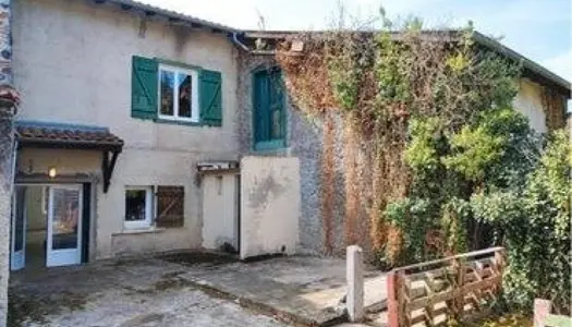 Maison de village de 135 m² avec cour extérieure 250 m² et dépendance à rénover