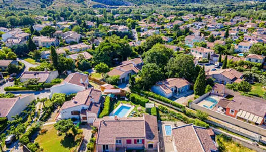 Maison de plain-pied parfaitement entretenue avec piscine et jardin 