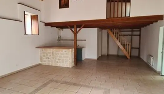 Maison de charme dans un écrin de verdure, 2 petites chambres, terrasse en bord de rivière 