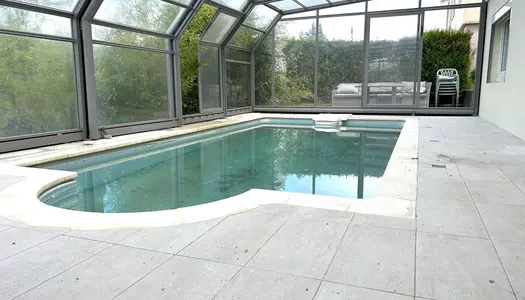 Très belle maison spacieuse avec piscine, présentée à la vente par ACTIMMO