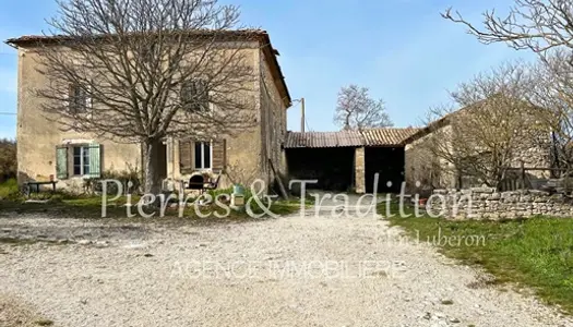 Région de Gordes, ancien corps de ferme à rénover de 450 m2 sur 1,4 Ha de terres 