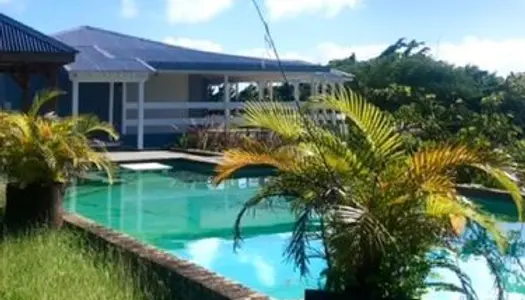 Très rare , Villa d'architecte 300 m2 tout confort vue mer et soufrière + garage 70m2 sur 3400m2 d