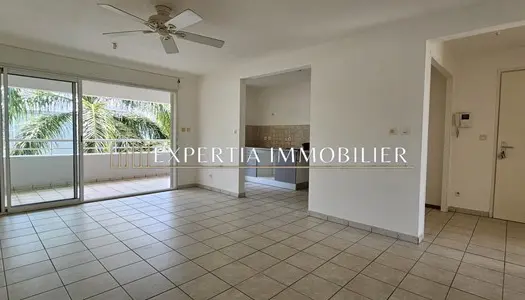 Appartement T3 en dernier étage avec terrasse et 2 parkings privés. A Cayenne - Proche route de 