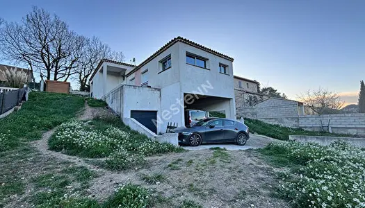 Villa Mimet 4 pieces 110 m2 environ avec garage, laces de parking couvertes, sur 913m2 de terrain.