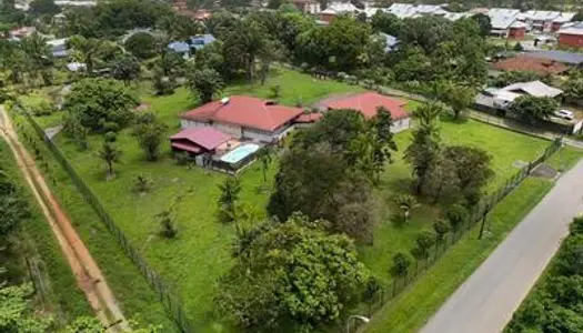Dpt Guyane (973), à vendre MATOURY maison T5 de 276m² avec piscine et mezzanine sur un terrain de 