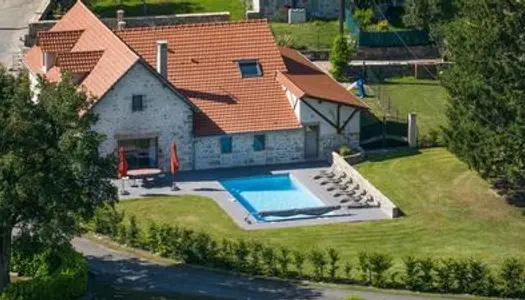 Une spacieuse maison en pierre avec piscine dans un hameau tranq