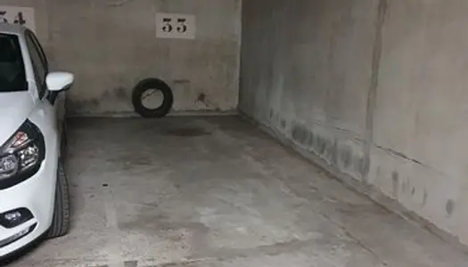Place parking dans garage fermé 
