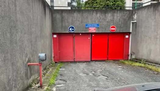 Place de Parking sous terrain à louer 