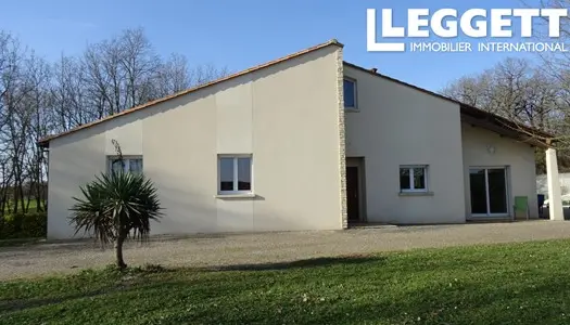 Maison contemporaine sur demi sous-sol avec piscine couverte et grand terrain arboré et boisé