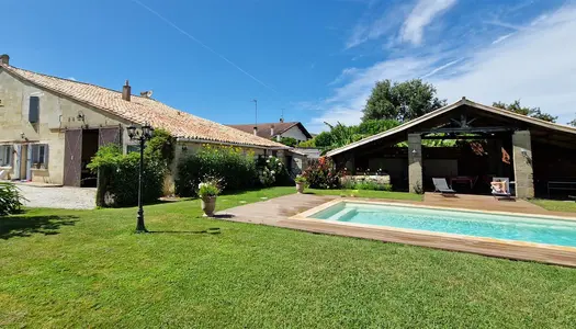 Maison en pierre avec piscine