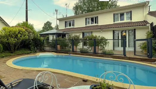 Maison (135m2, 6 pièces) avec magnifique jardin clos, terrasse, piscine chauffée, garage, quartier 