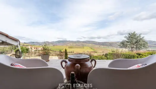 Maison avec vue imprenable sur les hauteurs d'une cité médiévale du Beaujolais