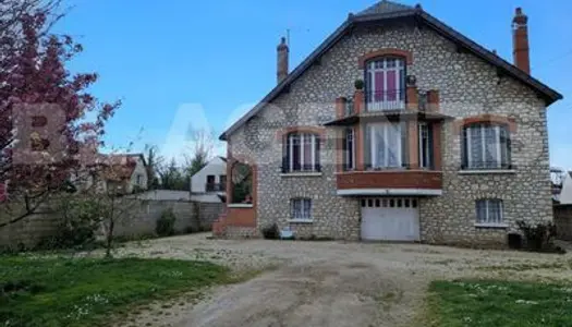 Maison Bourgeoise de 7 Pièces avec 5 Chambres à Bray-sur-Seine sur un Terrain de 1600 m²