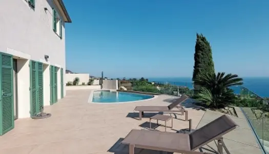 VILLA MODERNE SUR LES HAUTEURS DE MENTON 