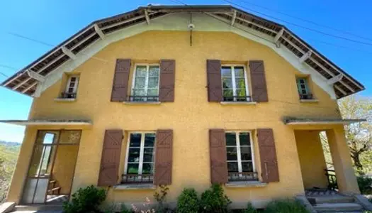 Maison avec deux habitations et terrain 