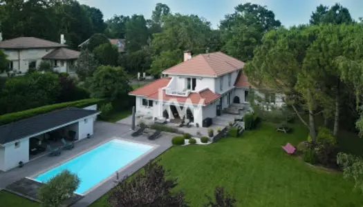Élégante Villa Contemporaine à Divonne-les-Bains 