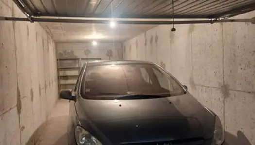 Garage double fermé souterrain sécurisé, 28m2, à louer au mois