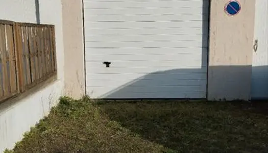 Box / garage + petit terrain