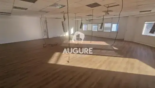 712 m² de bureaux rénovés et divisibles à louer 