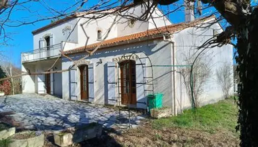 Maison entre ville et campagne dans un cadre verdoyant