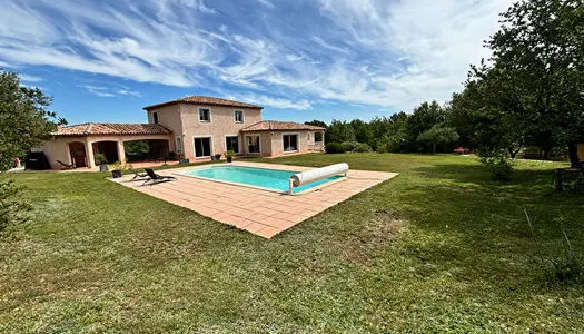 Villa Mimet 6 pieces - 230 m2 environ avec garage et sous sol - 6425m2 de terrain avec piscine . 
