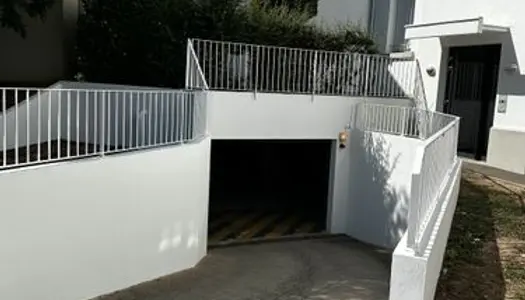Place de parking + cave dans résidence sécurisée (quartier Cellérier / Darcy) 