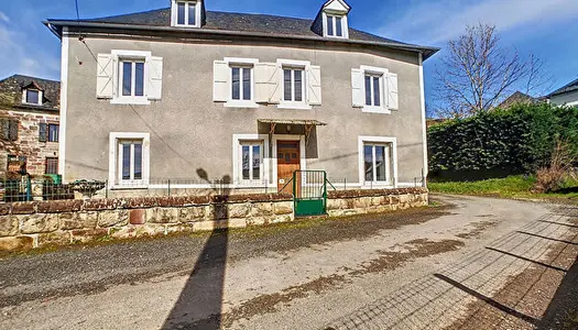 Maison de bourg a vendre a USSAC - 170 m2 - 5 Chambres -Terrain - Garage