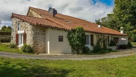 Belle maison en pierre au calme.....à voir! 