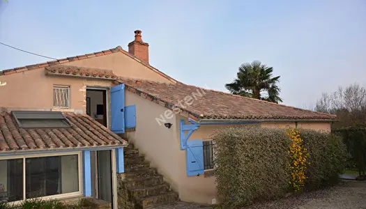 Belle maison de plus de 150m2 avec piscine sur un terrain de 1000m2 en campagne de St Varent