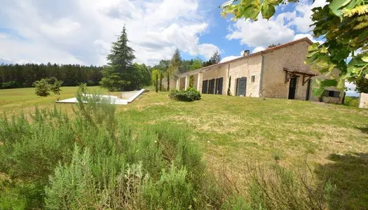 Très belle restauration pour cette grange en pierre, piscine, située sur un terrain d'env. 