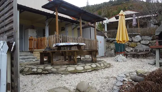 Habitation légère de type chalet avec terrasse et jardinet dans parc résidentiel