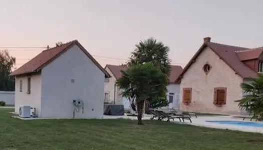 Belle fermette restaurée au calme avec 11 pièces 152m2 avec piscine 