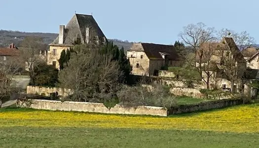 Ancien corps de Ferme à rénover (360 m2 de surface habitable - 5 HA de terrain)