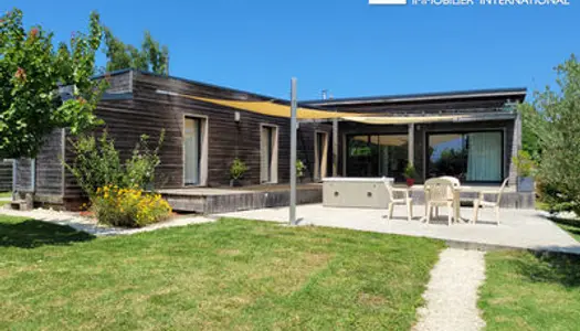 Maison moderne de plain-pied bioclimatique dans un hameau rural paisible 